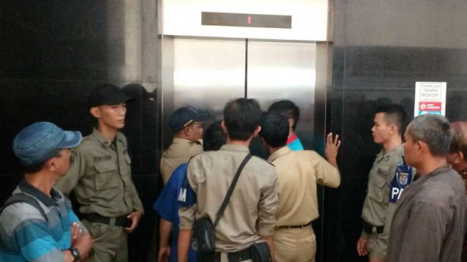 Upaya penyelamatan dua warga yang terjebak dalam lift di kantor Pemerintah Kota Depok, Jawa Barat, pada Senin, 26 September 2016.
