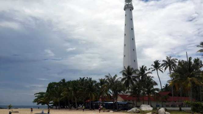 Menikmati keindahan Pantai Lengkuas di Pulau Belitung