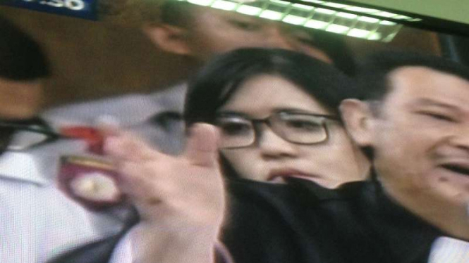 Jessica Kumala Wongso mengenakan kacamata dalam sidang ke-25. 