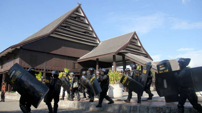 Sejumlah anggota kepolisian melakukan pengamanan saat terjadi bentrok antar warga di Kawasan Balla Lompoa, Kabupaten Gowa, Sulawesi Selatan, Senin (12/9/2016).