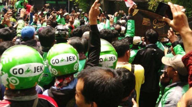 Para driver Gojek menggelar unjuk rasa di kantor Gojek, Kemang Selatan, Jakarta beberapa waktu silam.