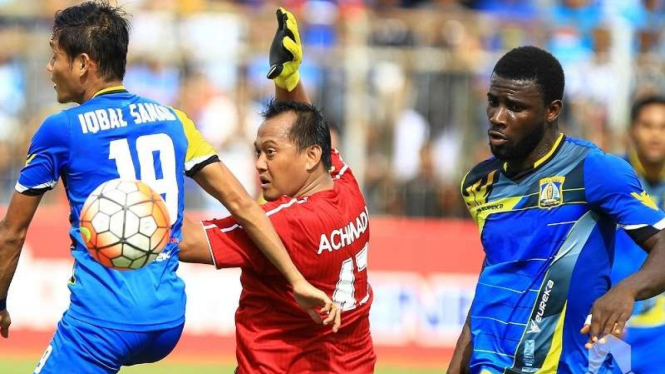 Penjaga gawang Arema FC, Achmad Kurniawan (tengah).