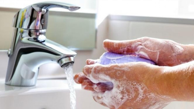 Cuci tangan pakai sabun.