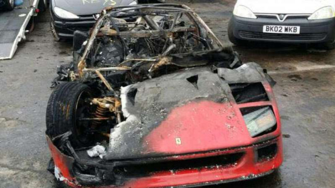 Ferrari F40 yang terbakar di Inggris.