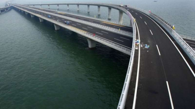 The Jiaozhou Bay Bridge, China 