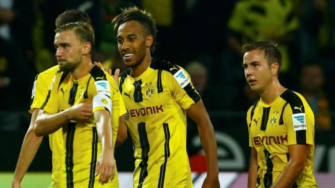 Para pemain Borussia Dortmund dengan seragam kuning.