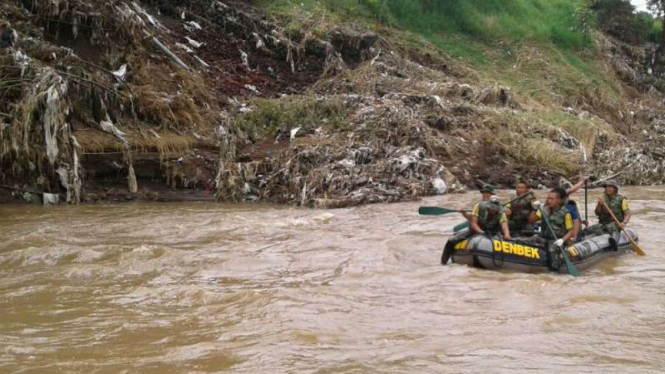 Sebanyak 10 prajurit tempur Batalion Infanteri Raiders 303 mengarungi Sungai Cimanuk untuk mencari korban banjir bandang di Garut, Jawa Barat, pada Senin, 26 September 2016.