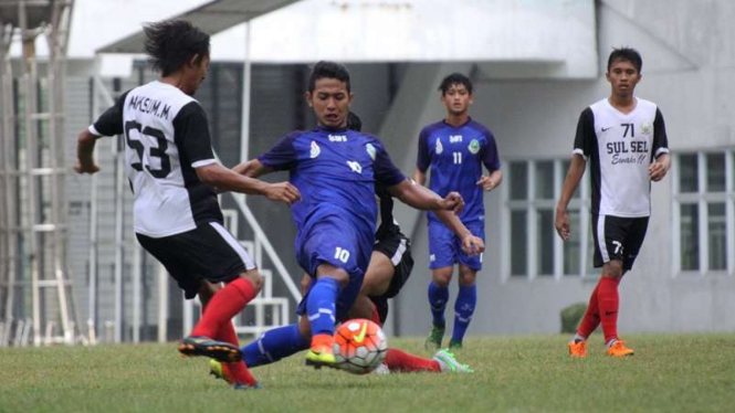 Pertandingan Tim Jawa Barat melawan Sulawesi Selatan di fase grup PON 2016.