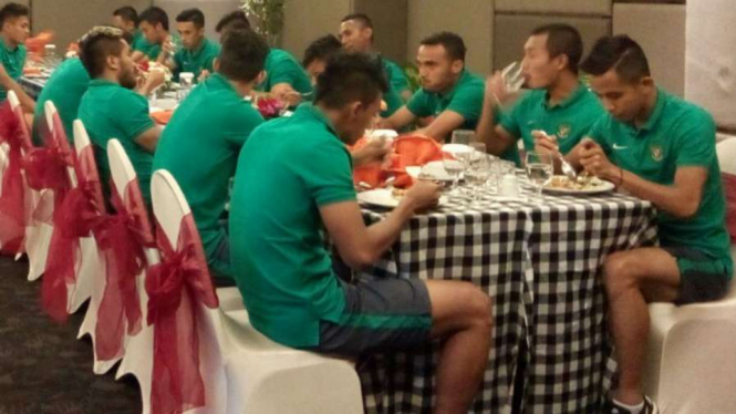 Pemain Timnas Indonesia tengah makan