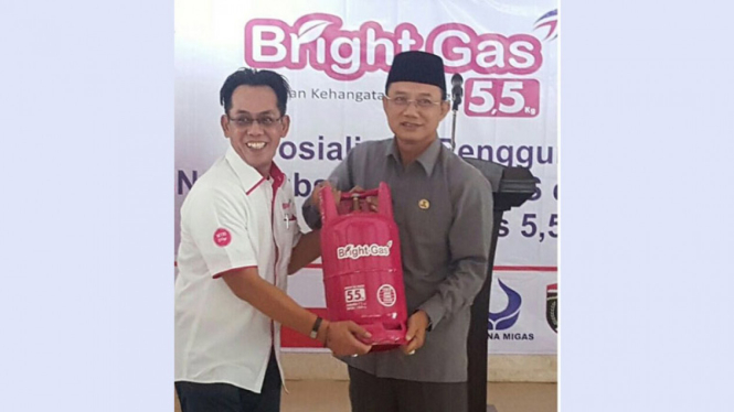 Domgas region V Manager Y Hardjono menyerahkan tabung Brigh Gas 5,5 kg 