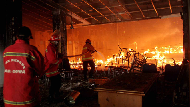 Kantor DPRD Gowa Dibakar.