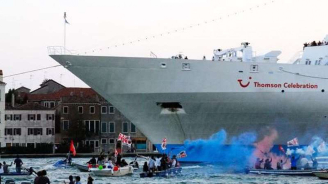 Demo di Venesia, sejumlah boat mencegat kedatangan kapal pesiar.