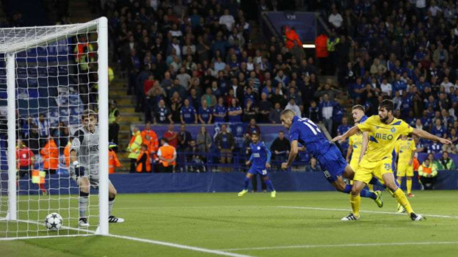 Striker Leicester City Islam Slimani menjebol gawang Porto di LIga Champions