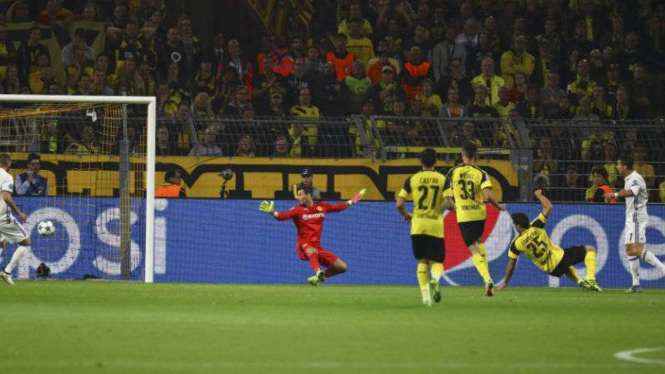 Penyerang Real Madrid Cristiano Ronaldo menjebol gawang Borussia Dortmund