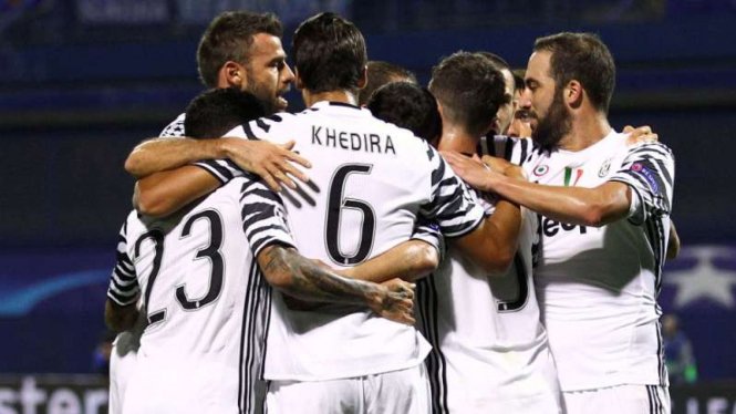 Pemain Juventus rayakan gol ke gawang Dinamo Zagreb