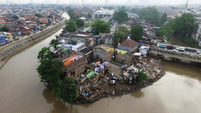 Foto aerial permukiman warga di pinggir Kali Ciliwung, Bukit Duri, Jakarta Selatan.