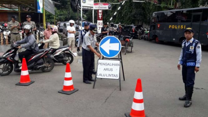 Pengalihan lalu lintas di Bukit Duri.