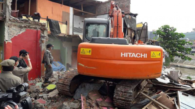 Ekskavator hancurkan bangunan-bangunan ilegal di Bukit Duri.