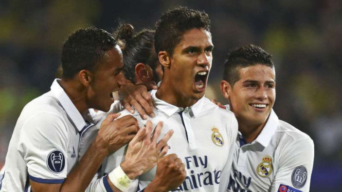 Bek Real Madrid, Raphael Varane, meryaakan gol bersama rekan-rekannya.