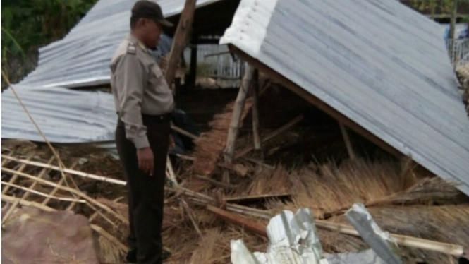 Kandang sapi warga rusak akibat puing diduga roket Falcon 9