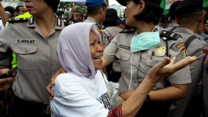 Warga histeris melihat rumahnya digsuur di Bukit Duri, Jakarta Selatan