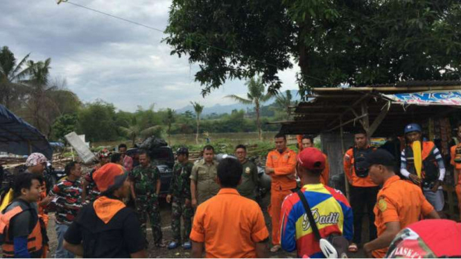 Tim gabungan pencari korban banjir bandang Garut