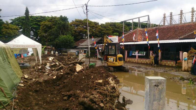 Proses pemulihan bangunan milik warga yang sempat luluh lantak akibat bencana banjir bandang di Kabupaten Garut Jawa Barat, Rabu (28/9/2016)