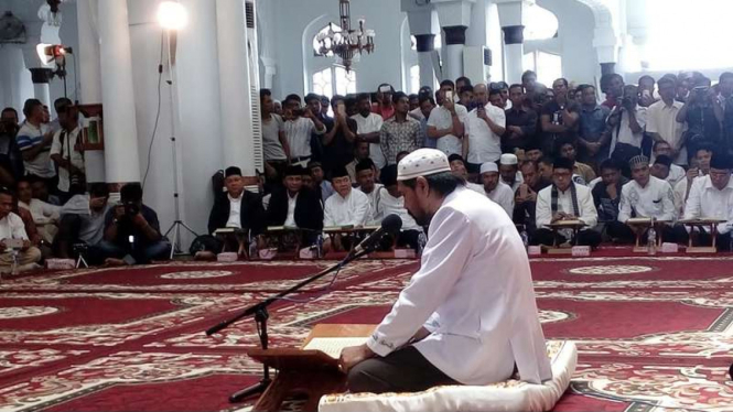 Salah seorang calon kepala daerah di Pilkada DKI 2017 saat menjalani tes baca Alquran di Masjid Raya Baiturahman Banda Aceh, Rabu (28/9/2016)