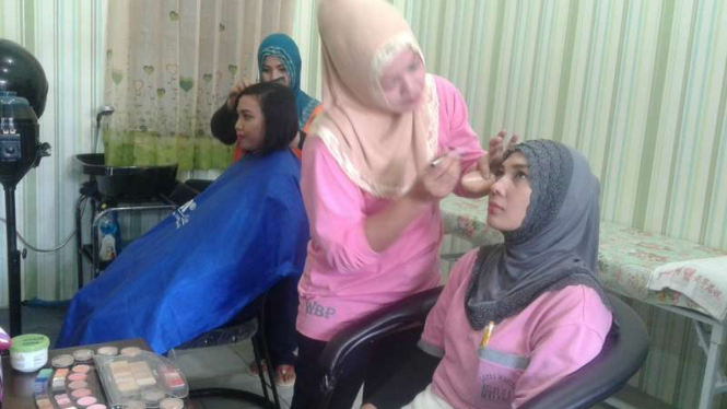Para narapidana yang bekerja di Salon An Nisa di Lembaga Pemasyarakatan Sukun Kota Malang Jawa Timur, Rabu (28/9/2016)