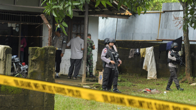 Petugas kepolisian berjaga di area rumah terduga teroris yang dilakukan penggerebekan di Kampung Kelapa Dua, Mustikajaya, Bekasi, Jawa Barat, Rabu (28/9/2016). 