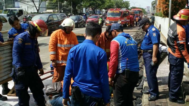 Petugas pemadam kebakaran melihat sumber ledakan di Jalan Margona, Depok