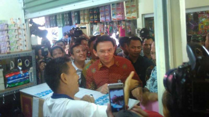 Gubernur DKI Basuki Tjahaja Purnama kunjungi Pasar Nangka Bungur