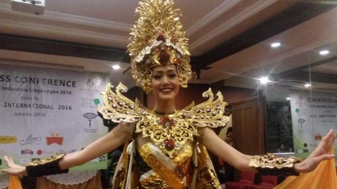 Felicia Hwang dengan kostum Dewi Shinta