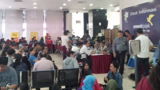Masyarakat ikut tax amnesty di kantor pajak KPP Pratama Jakarta Menteng dua, Jakarta Pusat.