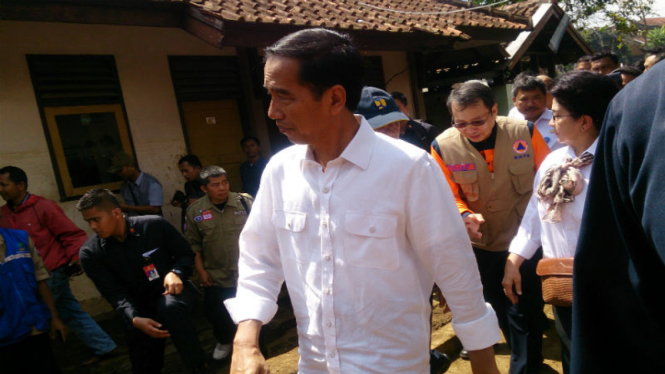 Presiden Joko Widodo mengunjungi korban banjir bandang Garut