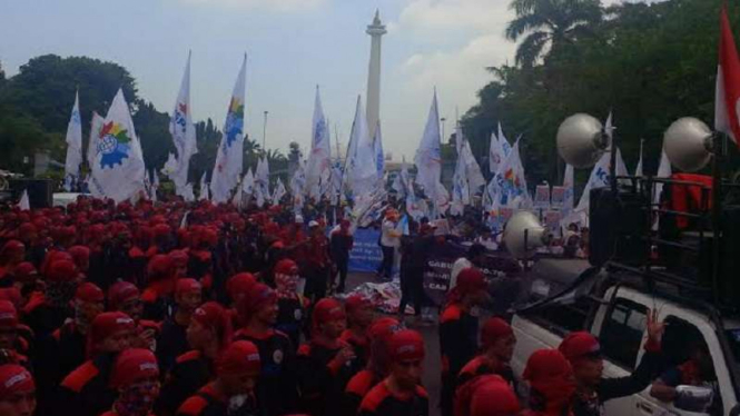 Buruh padati Monas, Jakarta Pusat.