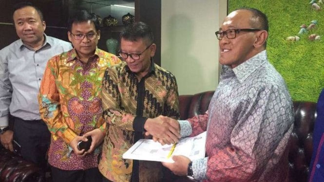 Pengusaha Aburizal Bakrie saat lapor tax amnesty 