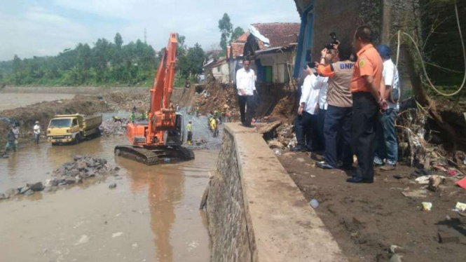 Presiden Joko Widodo saat kunjungi korban Banjir Bandang Garut, Jawa Barat