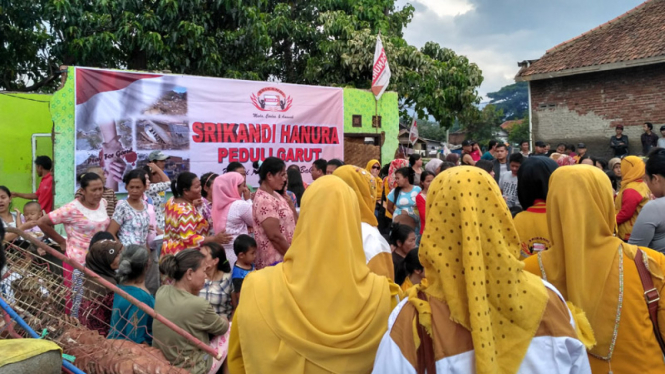 Fraksi & Srikandi Hanura Beri Bantuan Korban Banjir Bandang Garut