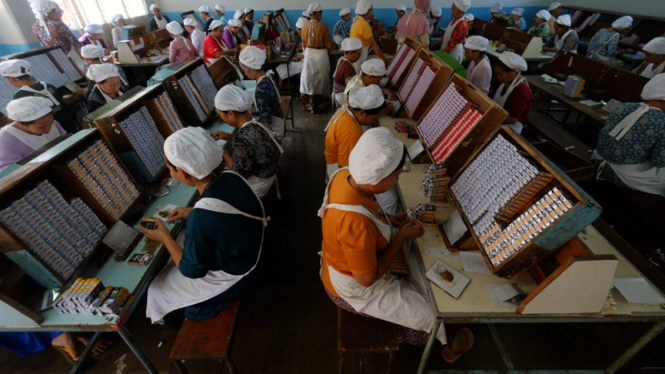 Suasana di pabrik rokok. (foto ilustrasi)