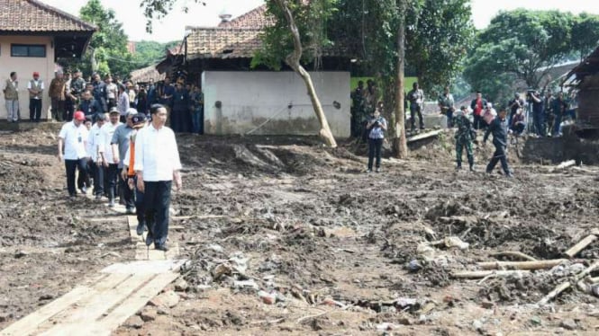 Presiden Joko Widodo saat kunjungi bencana banjir bandang Garut