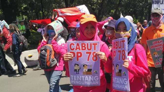Buruh wanita berunjuk rasa di depan Mahkamah Konstitusi