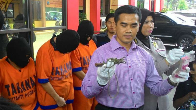 Polisi menunjukkan para tersangka eksekutor pembunuhan anak buah Dimas Kanjeng, Abdul Gani, dan barang bukti di Markas Polda Jatim di Surabaya pada Kamis, 29 September 2016.