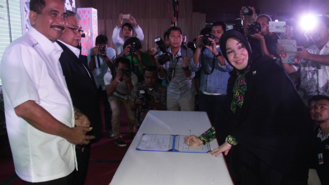 Menteri Pariwisata, Arief Yahya (kiri) bersama Gubernur Aceh, Zaini Abdullah (kedua kiri) menyaksikan Walikota Banda Aceh, Illiza sa'aduddin Djamal (kanan) menandatangani deklarasi wisata halal unggulan di Banda Aceh, Senin (19/9/2016).