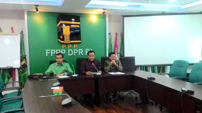 Waketum PPP Arwani Thomafi (tengah) di konferensi pers soal Mukernas PPP