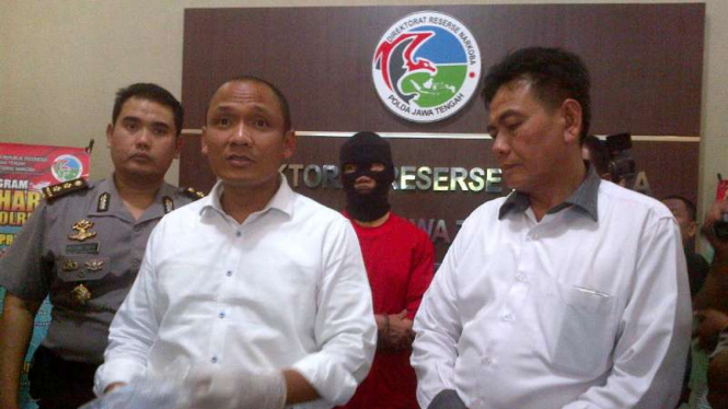 Aparat Polda Jawa Tengah menunjukkan Ki Joko Edan, dalang kenamaan, tersangka penyalagunaan narkoba, beserta barang bukti yang disita di Semarang pada Kamis, 29 September 2016.