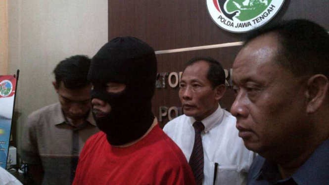 Aparat Polda Jawa Tengah menunjukkan Ki Joko Edan, dalang kenamaan, tersangka penyalagunaan narkoba, beserta barang bukti yang disita di Semarang pada Kamis, 29 September 2016.