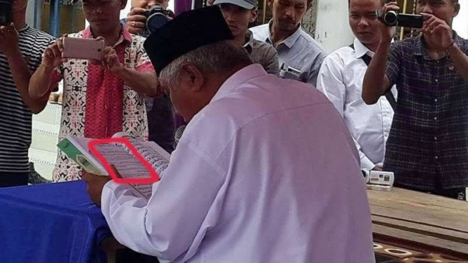 Calon Wakil Bupati Nagan Raya Haji Abu Hanifah saat membaca Alquran dalam uji tes yang digelar Komisi Independen Pemilihan (KIP) Aceh, Rabu (28/9/2016)