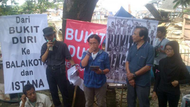 Warga Bukit Duri dan kuasa hukum gelar aksi solidaritas di lokasi penggusuran. 