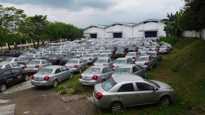 Ratusan mobil Geely terparkir di Cileungsi, Jawa Barat.